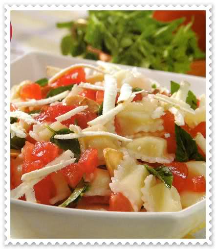 ravioles de ricota con salsa de tomate y ajo